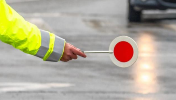 Възрастен шофьор блъсна полицай при опит да избегне проверка