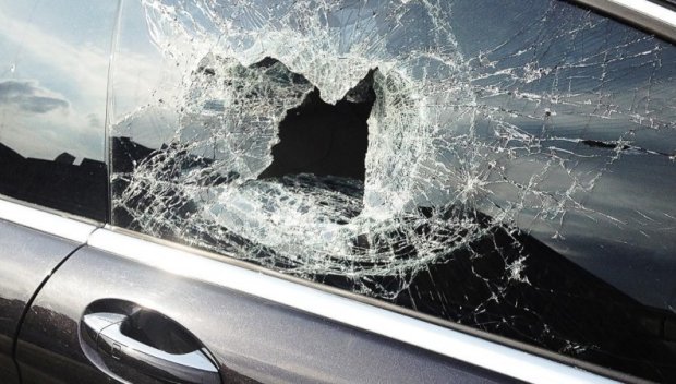 БЯС: Разярена жена потроши с юмруци БМВ