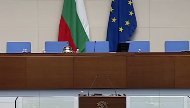 ЗАСЕДАНИЕТО ВИСИ НА КОСЪМ: Играта на кворум в парламента продължава