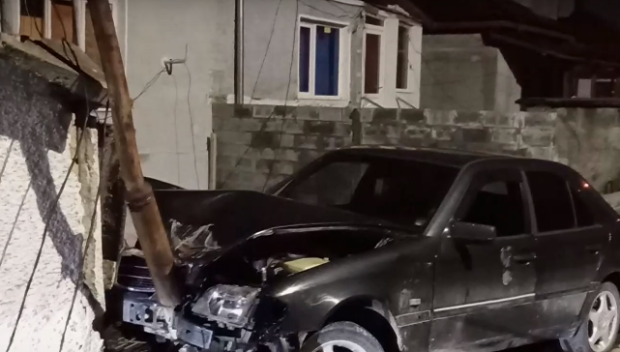 Младеж без книжка и с положителен тест за алкохол се заби в стълб и събори ограда в Разград