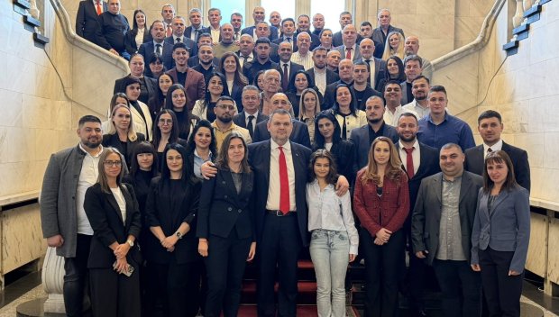 ПЪРВО В ПИК! Делян Пеевски посрещна в Музея на Сглобката огромна група младежи от Видин и Враца (СНИМКИ)