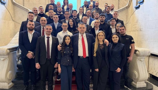 ПЪРВО В ПИК TV! Пеевски посрещна и младежи от Варна в НС (СНИМКИ)