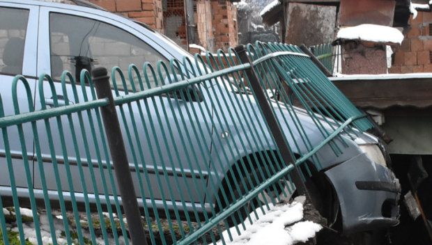 Паркиран автомобил потегли сам и едва не кацна върху хора в съседен двор