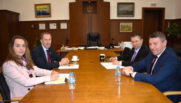 Борислав Сарафов и шефът на ДАНС с ключова среща за нелегалната фабрика за цигари в Батановци