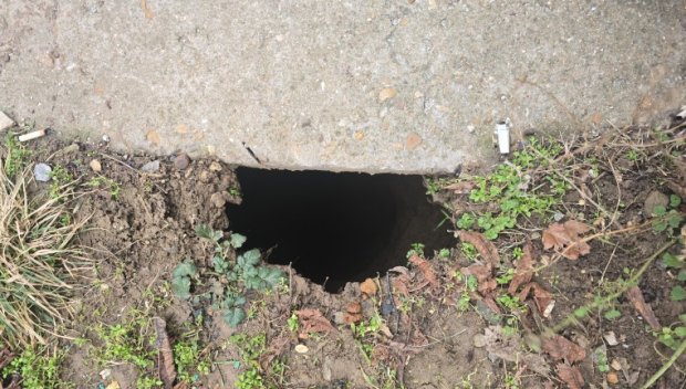 Дълбока и необезопасена дупка зейна на детска площадка в Плевен