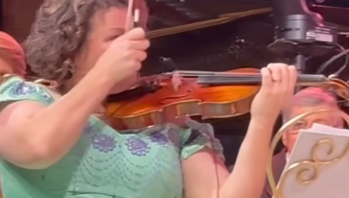 ТРОГАТЕЛНО! Българска цигуларка плака на Моя страна, моя България на концерта на Андре Рийо (ВИДЕО)