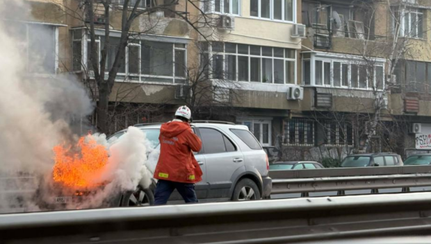Горяща кола затруднява движението по „Цариградско шосе“ в София (СНИМКИ)
