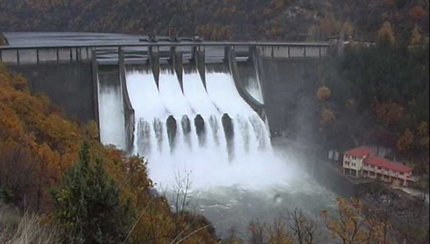 БЕЗ ПАНИКА: И язовир Ивайловград“ прелива, започнаха изпускане