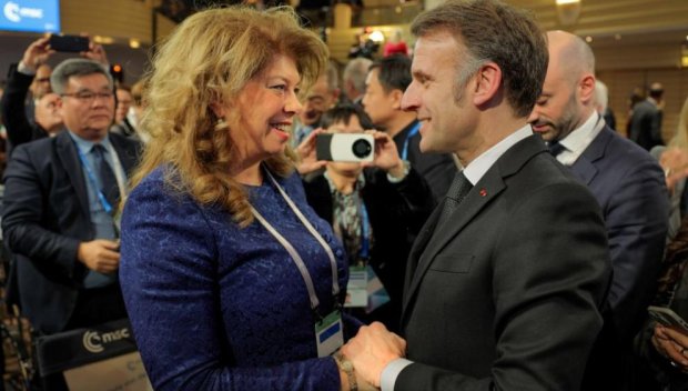 ВАЖНА СРЕЩА: Йотова и Макрон разговаряха в Мюнхен (СНИМКИ)