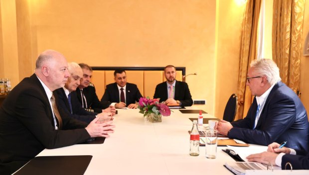 Росен Желязков и главният изпълнителен директор на „Райнметал“ Армин Папергер обсъдиха напредъка в стратегическия проект за завода за барут и снаряди