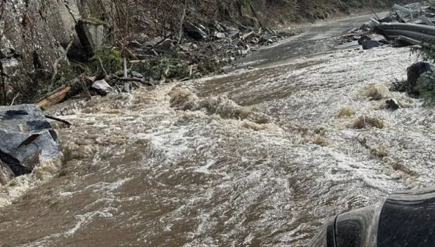 ДПС-Ново начало настоя за бързи действия да почистване на наводнания път Велинград-Сърница (ВИДЕО)