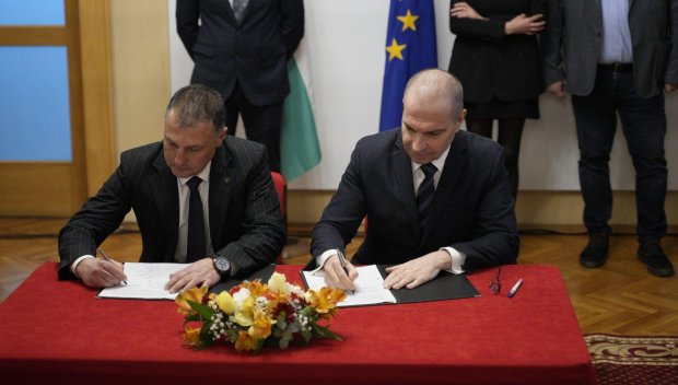 Гроздан Караджов подписа договорите за пътническите жп превози в страната