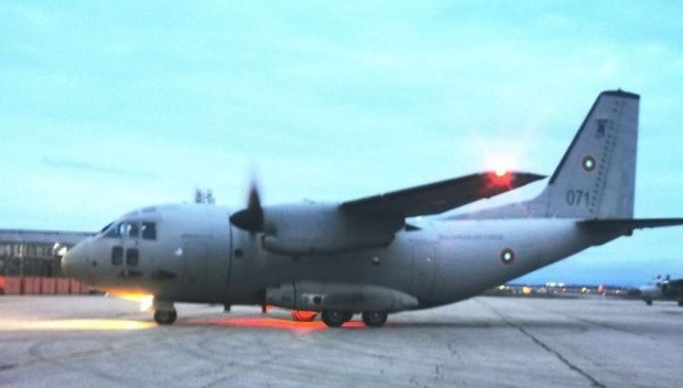 Военен самолет транспортира медици за трансплантация