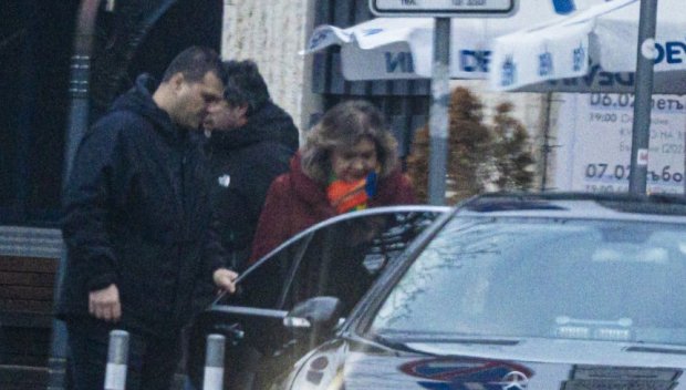 ГОРЕЩО В ПИК! Киселова се глези с услугите на НСО - охранител я обгрижва от до (СНИМКИ)