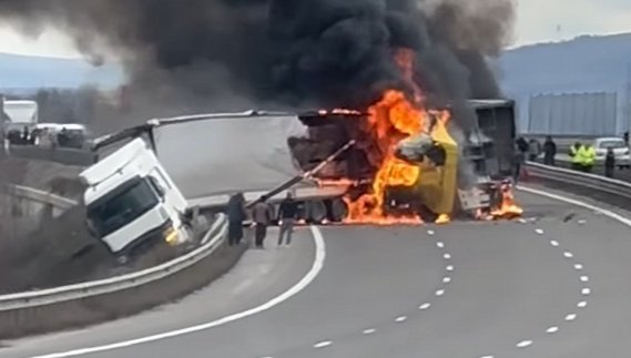 ПЪРВО В ПИК! На Северната тангента е страшно - два тира се удариха, пламна огромен пожар (ВИДЕО)