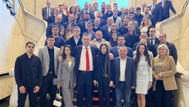 ГОРЕЩО! Делян Пеевски се срещна с младежи от Пазарджик (СНИМКИ)