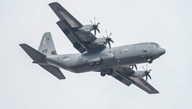 Огромен американски транспортен самолет С-130 Херкулес кацна в София (СНИМКИ)