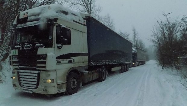 Заседнали тирове блокираха пътя Ловеч-Севлиево