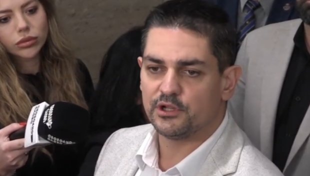 ПИК TV! Руди Гела занули кабинета Гюров: Премиерът срича от трибуната, вицепремиерът е арестуван за алкохол и наркотици. Виждаме отломки на Доган, а здравният министър е сексолог (ВИДЕО)