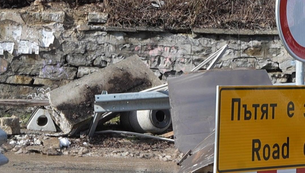 Свлачище затрупа автобусна спирка във Велико Търново
