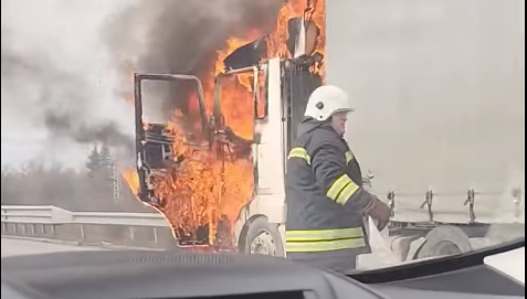 Влекач се запали на АМ „Струма“ (ВИДЕО)