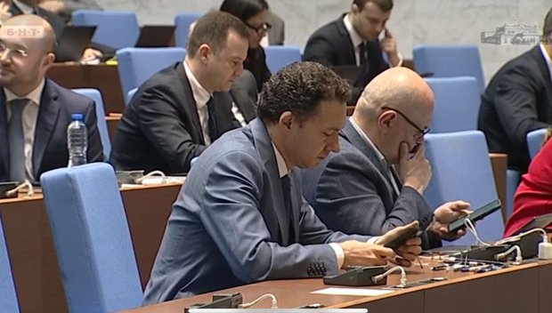 Министрите от кабинета Желязков се завърнаха в парламента