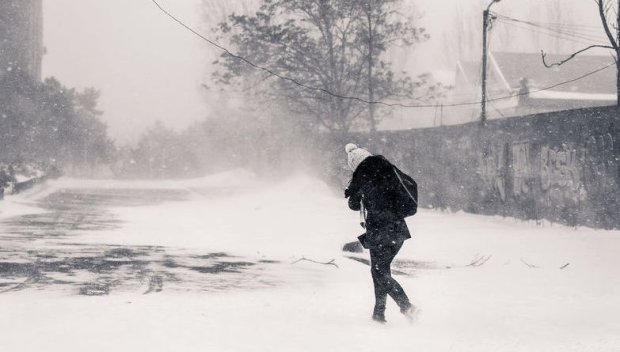 Букурещ под сняг: Отменени полети и хаос в градския транспорт