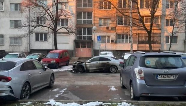 Подпалиха мерцедес в Люлин, блокирал други автомобили