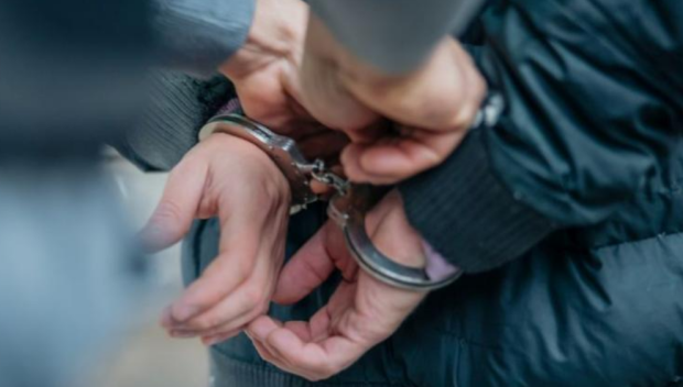 Закопчаха мъж наритал в гърба жената, с която живее