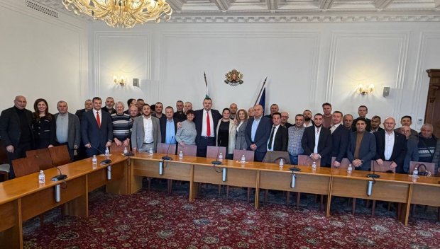 ГОРЕЩО В ПИК! Делян Пеевски се срещна с голяма група от област Добрич (СНИМКИ)