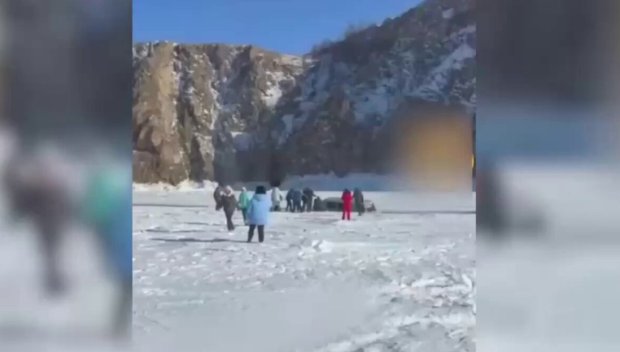 Излязоха първи кадри на буса, потънал в езерото Байкал и погубил 7 души (ВИДЕО)