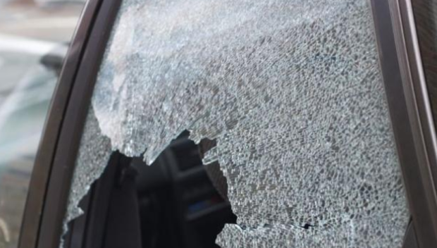 Тийнейджър хвърли камък по кола в движение на главния път София-Варна