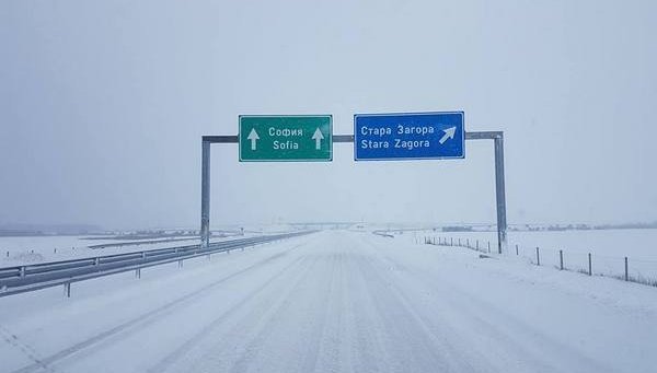 СНЕГОНАВЯВАНИЯ! Затвориха магистрала Тракия от Бургас към София