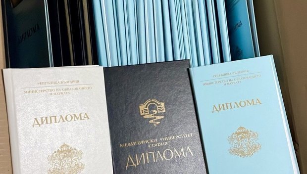 Разбиха манифактура за фалшиви документи и дипломи (СНИМКИ)