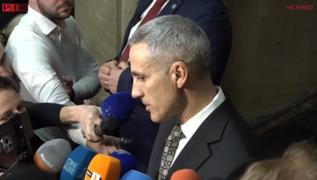 Асим Адемов ги съсипа: 2026-а сме, а се усеща като 9 септември 1944 г. Едни арогантни, посредствени и алчни хора получиха властта пак с...