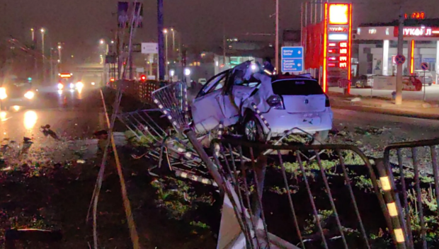 Тежка катастрофа в Русе, автомобил се заби в стълб