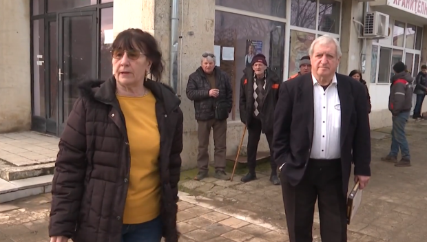 ДА ЖИВЕЕШ В СТРАХ: Психично болен мъж тормози от месеци цяло село