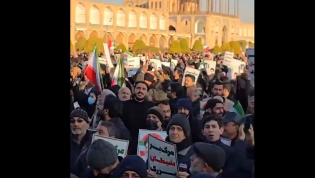 Иран обяви 40-дневен траур заради смъртта на аятолаха. Хиляди се събраха в Техеран в негова памет (ВИДЕО)