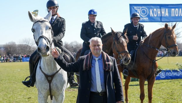 ЗАСПАЛ НА ПЕЙКАТА: Пури, бири, водки, купони, почивки - ПЛЪЗНАХА СНИМКИ от бохемския живот на Емил Дечев