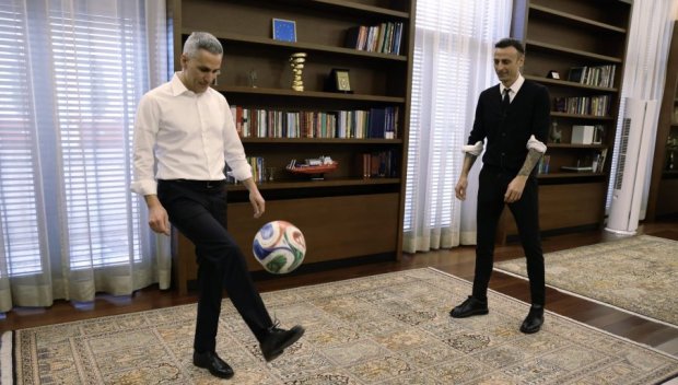 СРАМ И РЕЗИЛ за Бербатов! Митко се събра със защитници на педофили и наркомани