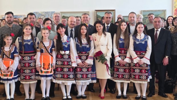 Росица Кирова със страхотен жест - дари 4850 учебни пособия за българските неделни училища в Одеса (СНИМКИ/ВИДЕО)