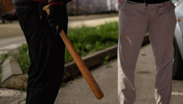 Мъж нападна с юмруци и дървена дръжка приятел, докато са на гости