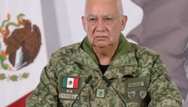 Министърът на отбраната на Мексико не сдържа сълзите си по време на пресконференция