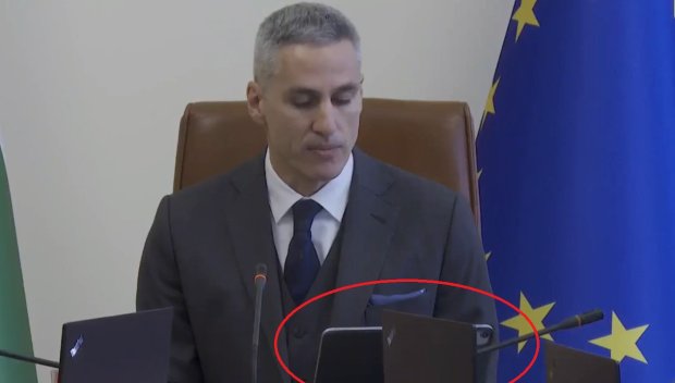 НЯМА ТАКАВА ИЗЛАГАЦИЯ! Гюров срича пред министрите - не може да каже две думи, ако не са му написани