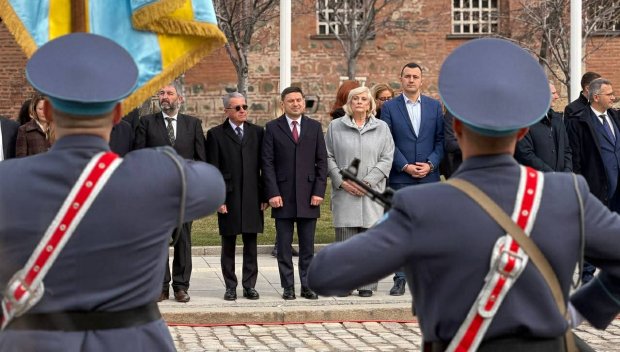 Зам.-председателите на ДПС и ПГ на ДПС-НОВО НАЧАЛО поднесоха венец на Паметника на Незнайния воин (СНИМКИ)