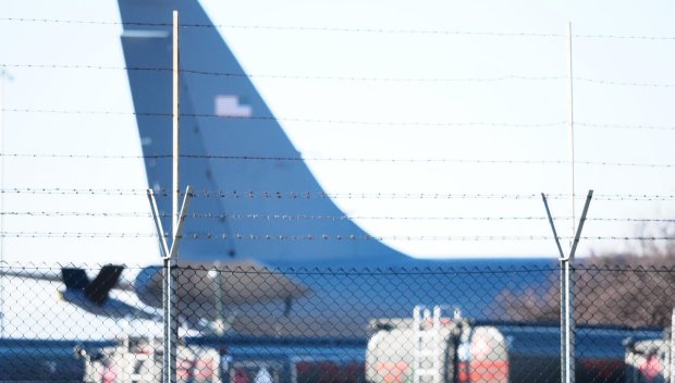 Властите мълчат за американските самолети на летището в София