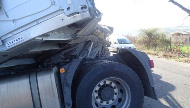 Пътят Омуртаг–Котел временно е затворен заради преобърнал се тир