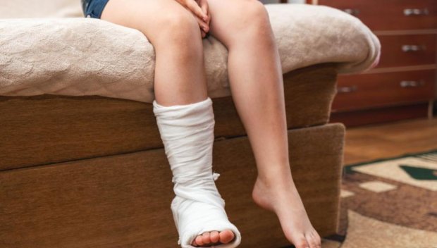 Спешна помощ в Разлог шинира крака на 6-годишно дете с картон от кутия за пица (СНИМКИ)