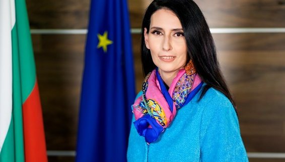 ГОЛЯМ СЕИР! Еврофондовикът Ангелина Бонева изпратена вкъщи още в понеделник - нейният мъж й събрал багажа от министерството