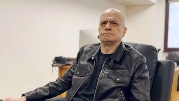 САМО В ПИК И РЕТРО: Ето го Слави в бедните му години (УНИКАЛНА СНИМКА)